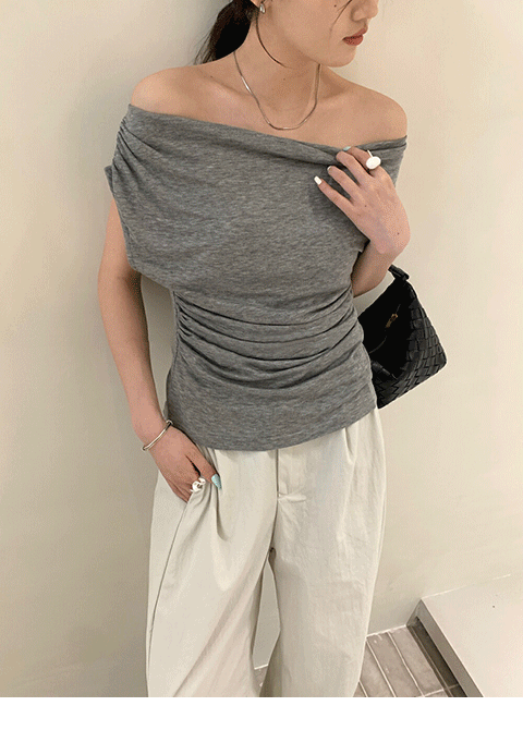 에블린 슬림 드레이프 셔링 캡소매 오프숄더 티셔츠
